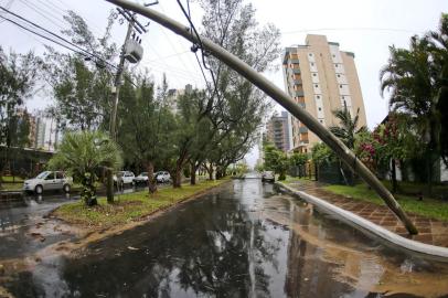 Temporal deixou rastro de destruição em Torres, no Litoral Norte, principalmente no bairro Guarita