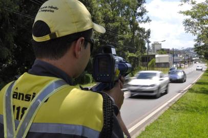  

CAXIAS DO SUL, RS - 12/02/2014 - Fiscalização de trânsito testa radares na Perimetral Norte. 