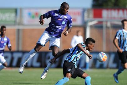  

BENTO GONÇALVES,BRASIL,RS - 16/02/2014 - Campeonato Gaúcho - 8ª rodada - Grêmio x Esportivo no estádio Montanha dos Vinhedos, em Bento Gonçalves.(FOTO:MAURO VIEIRA/AGÊNCIA RBS)
Jogador Wendell (D)