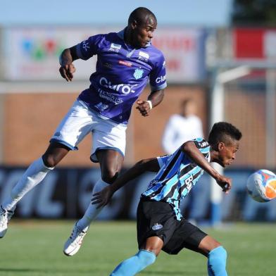  

BENTO GONÇALVES,BRASIL,RS - 16/02/2014 - Campeonato Gaúcho - 8ª rodada - Grêmio x Esportivo no estádio Montanha dos Vinhedos, em Bento Gonçalves.(FOTO:MAURO VIEIRA/AGÊNCIA RBS)
Jogador Wendell (D)