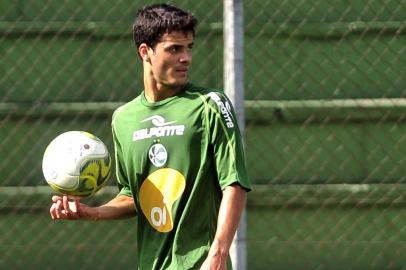  

Treino do Juventude no estádio Alfredo Jaconi. Na foto meia Paulo Josué