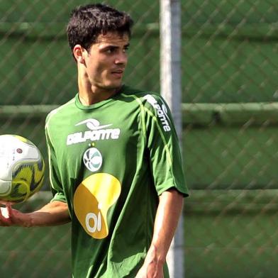  

Treino do Juventude no estádio Alfredo Jaconi. Na foto meia Paulo Josué