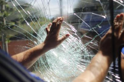 Ônibus do Esporte Clube Pelotas é apedrejado na madrugada de quarta-feira (19/02/14) em frente ao hotel no qual a delegação do clube está hospedada para jogo contra o Passo Fundo