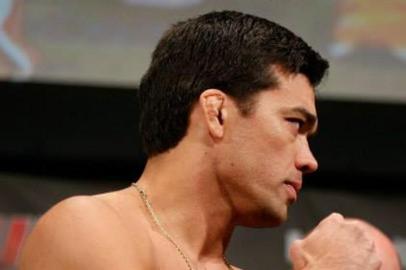 Lyoto Machida bate peso e faz cara feia para Mark Muñoz na Inglaterra no UFC Na Guarda MMA