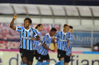  

CAXIAS DO SUL,BRASIL,RS - 19/02/2014 - Campeonato Gaúcho - 9ª rodada - Caxias x Grêmio no estádio Centenário.FOTO:ADRIANA FRANCIOSI/AGÊNCIA RBS)
Jogador Zé Roberto abre o placar, Grêmio 1x 0 Caxias