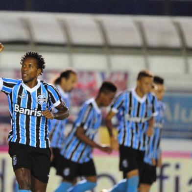  

CAXIAS DO SUL,BRASIL,RS - 19/02/2014 - Campeonato Gaúcho - 9ª rodada - Caxias x Grêmio no estádio Centenário.FOTO:ADRIANA FRANCIOSI/AGÊNCIA RBS)
Jogador Zé Roberto abre o placar, Grêmio 1x 0 Caxias