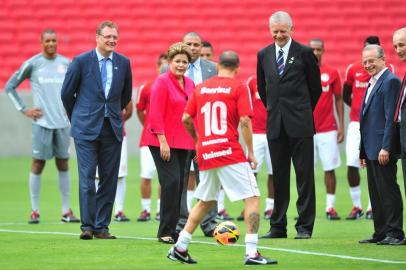  

DILMA INAUGURA O NOVO ESTADIO BEIRA-RIO EM PORTO ALEGRE E BATE BOLA COM O JOGADOR DALESSANDRO