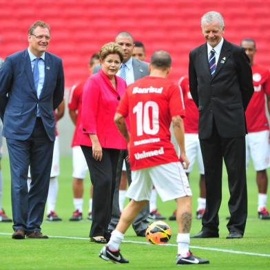  

DILMA INAUGURA O NOVO ESTADIO BEIRA-RIO EM PORTO ALEGRE E BATE BOLA COM O JOGADOR DALESSANDRO