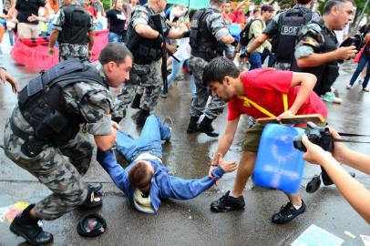 protesto , manifestação , tafida de ônibus , brigada militar