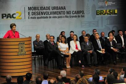  

CAXIAS DO SUL,RS, BRASIL  (20/02/2014) Dilma Rousseff na UCS. Presidente Dilma Roussef faz entrega de máquinas do PAC  2 aos prefeitos, em solenidade no auditório da Universidade de Caxias do Sul. (Roni Rigon/Pioneiro)