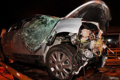  

PORTO ALEGRE, RS, BRASIL 21/02/2014: Carro Citroen C4  é ginchado no Posto Policial Rodoviário da Freeway, km 60. Segundo informações preliminares da Policia Rodoviária Federal, o casal que integrava o carro sofreu grave acidente no início da madrugada de hoje. A mulher, principal vítima, foi levada com ferimentos em estado grave. (Foto: Guilherme Santos/Especial GERAL)