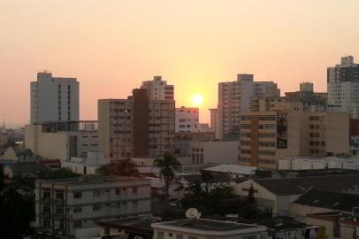 Valter Ernesto da Silva e sua família tem essa vista todos os dias no café da manhã. O sol aparece entre os prédios do Centro de Itajaí e invade a sua janela