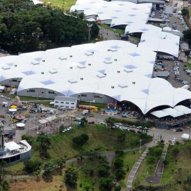  CAXIAS DO SUL, RS, BRASIL, 23/02/2014. Sobrevoo na cidade de Caxias do Sul. Na foto, os pavilhões da Festa Nacional da Uva, abertos no primeiro domingo da festa. (Diogo Sallaberry/Pioneiro)Indexador: Diogo Sallaberry