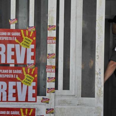  

PORTO ALEGRE,RS, BRASIL -  Grevistas dos Correios protesram em frente a sua matriz, no centro da capital. (FOTO: LAURO ALVES/ECONIMIA)