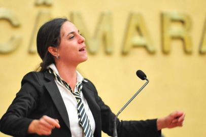 #PÁGINA:01Fernanda Melchionna (PSOL) e  Sofia Cavedon (PT)Em reação à proposta do vereador Nelcir Tessaro (PTB), que obriga as colegas a usa traje social durante as sessões na Câmara Municipal de Porto Alegre,Fernanda Melchionna (PSOL) subiu à tribuna ontem vestindo jeans, camisa, blazer e gravata. Momentos antes, a colega Sofia Cavedon (PT) colocou agravata em  volta do pescoço de Fernanda. Fonte: Reprodução