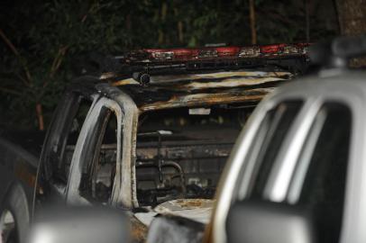  

PORTO ALEGRE, RS, BRASIL, 25-02-2014: Um incêndio atinge o pátio da Academia de Polícia Militar em Porto Alegre na noite desta segunda-feira. Conforme o capitão Marcos Paz, do 1º Comndo Regional de Bombeiros, dez viaturas da Brigada Militar teriam sido consumidas pelas chamas. Quatro delas teriam sido totalmente destruídas e as outras quatro, parcialmente. (Foto: Diogo Zanata/Especial, GERAL)