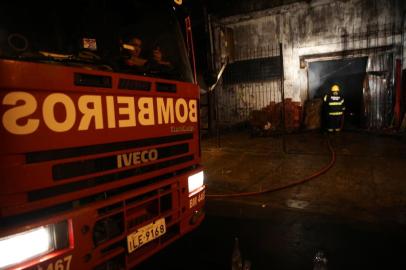  

CANOAS, RS, BRASIL, 26-02-2014: Bombeiros trabalham no rescaldo do incêndio que atingiu um depósito de autopeças em Canoas, na Região Metropolitana. O fogo teria começado por volta de 1h e três viaturas dos bombeiros e dois caminhões-pipa atuaram no combate às chamas. (Foto: Anderson Fetter/Agência RBS, GERAL)