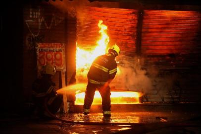  

Um incêndio que começou no depósito na Avenida Oscar Pereira se alastrou para uma loja na Avenida Azenha, em Porto Alegre. Três equipes trabalham no combate às chamas.