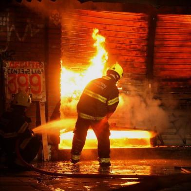  

Um incêndio que começou no depósito na Avenida Oscar Pereira se alastrou para uma loja na Avenida Azenha, em Porto Alegre. Três equipes trabalham no combate às chamas.