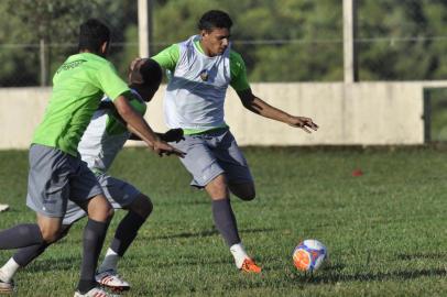  VERANÓPOLIS, RS - 28/02/2014 - Treino do Veranópolis em preparação para o jogo contra o Juventude pelo Campeonato Gaúcho 2014. Na foto o atacante, Soares (D).