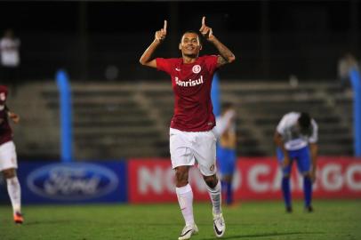  

NOVO HAMBURGO, RS, BRASIL, 28-02-2013:Jogo do INTERNACIONAL X ESPORTIVO, no estádio do vale, pelo campeonato gaúcho de futebol. (Foto: Bruno Alencastro/Agência RBS, ESPORTES)
Jogador Alan Patrick faz o terceiro gol do Inter