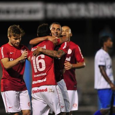  

NOVO HAMBURGO, RS, BRASIL, 28-02-2013:Jogo do INTERNACIONAL X ESPORTIVO, no estádio do vale, pelo campeonato gaúcho de futebol. (Foto: Bruno Alencastro/Agência RBS, ESPORTES)
Jogador Alan Patrick faz o terceiro gol do Inter