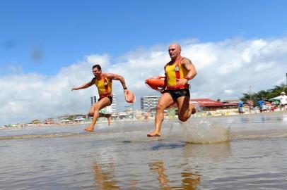  BRASIL,RS - 28/02/2014 - Salva-vidas na praia de tramandaí, na foto Romeu (D) .(FOTO:MAURO VIEIRA/AGÊNCIA RBS)