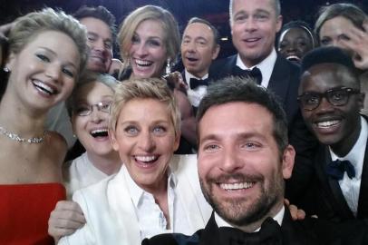 Ellen DeGeneres pede que Bradley Cooper tire selfie durante cerimônia do Oscar. 
