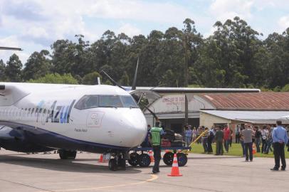  

A estreia das operações da Azul Linhas Aéreas em Santa Maria ocorreu no começo da tarde desta segunda-feira, com a chegada do voo vindo de Porto Alegre. Depois que os 64 passageiros desembarcaram da aeronave ATR-72, com 68 lugares, o avião começou a ser preparado para o embarque dos passageiros cujo destino é a Capital.