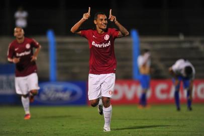  

NOVO HAMBURGO, RS, BRASIL,28-02-2014:Jogo do INTERNACIONAL X ESPORTIVO, no estádio do vale, pelo campeonato gaúcho de futebol. (Foto: Bruno Alencastro/Agência RBS, ESPORTES)
Jogador Alan Patrick faz o terceiro gol do Inter