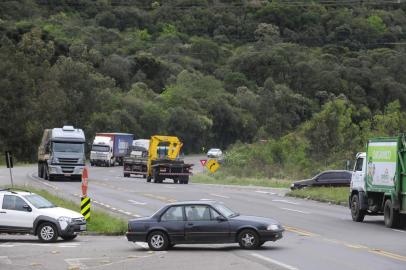  

CAXIAS DO SUL, RS, BRASIL  (24/09/2013) Trevo de Monte Bérico 2013. Reportagem verifica cruzamento perigoso de veículos na Estrada Rota do Sol, entroncamento de acesso a Monte Bérico. Blitz Pioneiro de Trânsito. (Roni Rigon/Pioneiro)