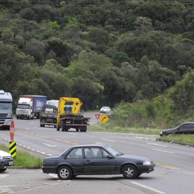  

CAXIAS DO SUL, RS, BRASIL  (24/09/2013) Trevo de Monte Bérico 2013. Reportagem verifica cruzamento perigoso de veículos na Estrada Rota do Sol, entroncamento de acesso a Monte Bérico. Blitz Pioneiro de Trânsito. (Roni Rigon/Pioneiro)