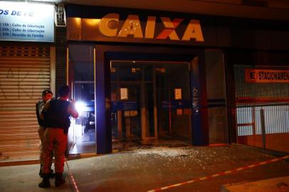  

PORTO ALEGRE, RS, BRASIL, 04-03-2014: Policiais preservam a entrada de agência da Caixa Econômica Federal que foi alvo de explosão, na av Campos velho, no Cristal. (Foto: Adriana Franciosi/Agencia RBS, GERAL)