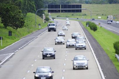  

PORTO ALEGRE, RS , 05-03-2014 -O trânsito do fim do veraneio na freeway e outras rodovias ( FOTO : RONALDO BERNARDI / AGENCIA RBS / GERAL )