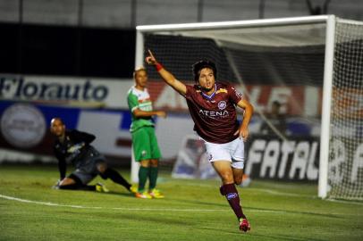  

CAXIAS, RS, BRASIL, 02/03/2014. Caxias x São Paulo - RG, jogo válido pela décima segunda rodada do campeonato Gaúcho (Gauchão 2014) e realizado no estádio Centenário em Caxias do Sul. (Diogo Sallaberry/Pioneiro)