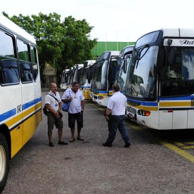  

PORTO ALEGRE , RS , BRASIL , 07-03-2014 -Protesto de rodoviários impede a saída de ônibus na zona sul de Porto Alegre ( FOTO : RONALDO BERNARDI / AGENCIA RBS / GERAL )