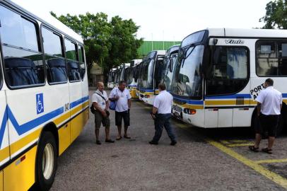  

PORTO ALEGRE , RS , BRASIL , 07-03-2014 -Protesto de rodoviários impede a saída de ônibus na zona sul de Porto Alegre ( FOTO : RONALDO BERNARDI / AGENCIA RBS / GERAL )