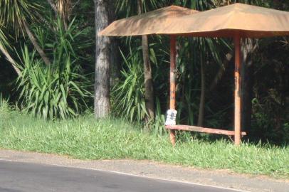 Polícia Rodoviária Federal encontra explosivos em parada de ônibus e bloqueia a BR-472