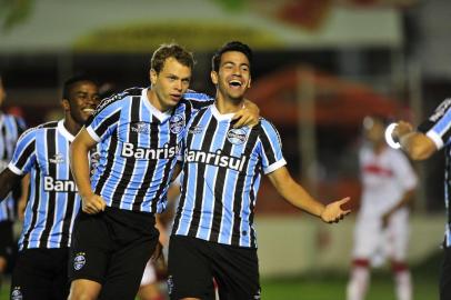  

IJUÍ,BRASIL,RS - 07/03/2014 - Gauchão - 14ª Rodada, São Luiz x Grêmio no estádio 19 de Outubro.(FOTO:BRUNO ALENCASTRO/AGÊNCIA RBS)´
Jogador Saimon abre o placar, Grêmio 1 x 0 São Luiz