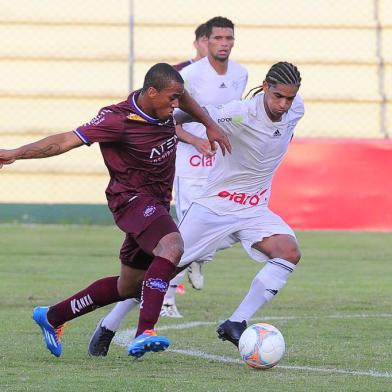  

GRAVATAÍ, RS, BRASIL, 09/-3/2014. Cruzeiro x Caxias, jogo válido pela décima terceira rodada do campeonato gaúcho (Gauchão 2014) e realizado no estádio Antônio Vieira Ramos, em Gravataí. (Porthus Junior/Pioneiro)