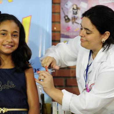  PORTO ALEGRE , RS , BRASIL , 10-03-2014 - Começa vacinação contra o HPV nas escolas do RS .Meninas entre 11 e 13 anos devem ser imunizadas em um mês