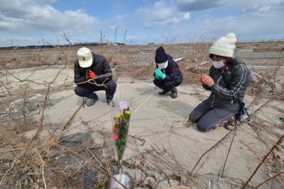  Relatives of tsunami victims offer prayers at the site of their house that was swept by tsunami at Namie, near the striken TEPCOs Fukushima Dai-ichi nuclear plant in Fukushima prefecture on March 11, 2014 on the third anniversary day of massive earthquake and tsunami hit northern Japan. The 9.0 magnitude earthquake in 2011 sent a huge wall of water into the coast of the Tohoku region, splintering whole communities, ruining swathes of prime farmland and killing nearly 19,000 people. AFP PHOTO / YOSHIKAZU TSUNOEditoria: DISLocal: OkumaIndexador: YOSHIKAZU TSUNOSecao: EarthquakeFonte: AFPFotógrafo: STF