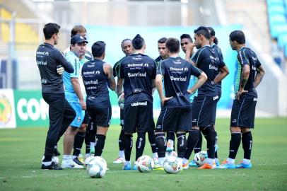  

PORTO ALEGRE, RS, BRASIL, 12-03-2014 : Treino do Grêmio para o jogo pela Libertadores da América da Arena. Na foto: Enderson Moreira. (Foto: BRUNO ALENCASTRO/Agência RBS, Editoria Esportes)