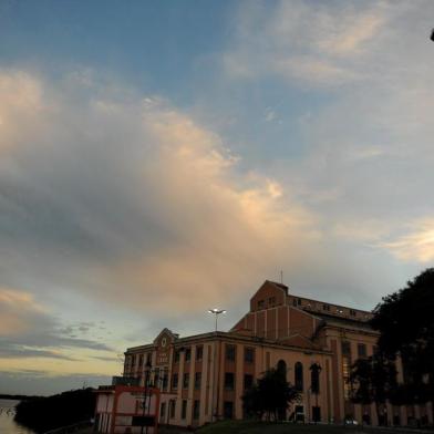  

PORTO ALEGRE, RS, BRASIL, 13-03-2014: Amanhecer com temperatura amena na capital. (Foto: Diogo Zanatta/Especial, GERAL)