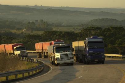 ***  Nauro Júnior-Rastro da Soja  ***Safra da soja, produzida em grande parte na região Noroeste, é escoada pela rodovia BR-392 até o Porto de Rio Grande. Pelo caminho, o grande fluxo de caminhões aumenta o movimento comercial nos postos, restaurantes, tendas coloniais e demais estabelecimentos. Uma total modificação do cenário na região.