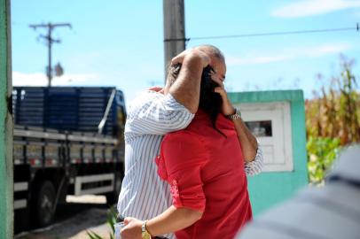  

BENTO GONÇALVES, RS, BRASIL, 16/03/2014. Perseguição policial em Bento deixa um rapaz e um adolescente mortos, e dois jovens feridos. Famílias reclamam da ação policial contra as vítimas, que teriam furado um bloqueio policial por medo de cair no bafômetro. Mais informações em breve. (Diogo Sallaberry/Pioneiro)