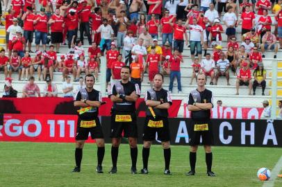  

LAJEADO,BRASIL,RS - 16/03/2014 - Gauchão - 15ª Rodada, Lajeadense x Inter na Arena Alviazul.(FOTO:FERNANDO GOMES/AGÊNCIA RBS)
Árbitros fazem proteso contra o racismo no futebol