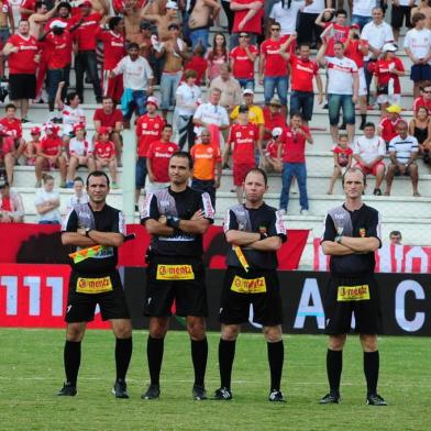  

LAJEADO,BRASIL,RS - 16/03/2014 - Gauchão - 15ª Rodada, Lajeadense x Inter na Arena Alviazul.(FOTO:FERNANDO GOMES/AGÊNCIA RBS)
Árbitros fazem proteso contra o racismo no futebol