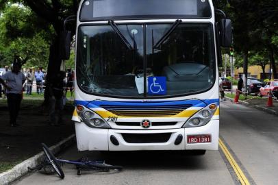  

PORTO ALEGRE, RS, BRASIL - 20-03-2014 - Uma ciclista morreu em um acidente com um coletivo no corredor de ônibus da Avenida Erico Verissimo, próximo ao Ginásio Tesourinha, em Porto Alegre (FOTO: TADEU VILANI/AGÊBNCIA RBS)