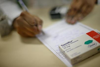  

PORTO ALEGRE, RS, BRASIL, 23-05-2013 : Distribuição do medicamento Tamiflu, para o combate da Gripe A, no posto de Saúde do bairro Bom Jesus, em Porto Alegre. (Foto: BRUNO ALENCASTRO/Agência RBS, Editoria Geral)